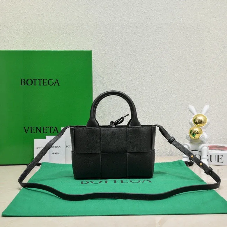 20cm pebbled black